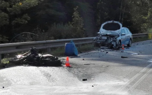 Při střetu s osobním automobilem na silnici mezi obcemi Rájov a Přísečná na Českokrumlovsku v pátek 29. září odpoledne zemřel čtyřiadvacetiletý motorkář.