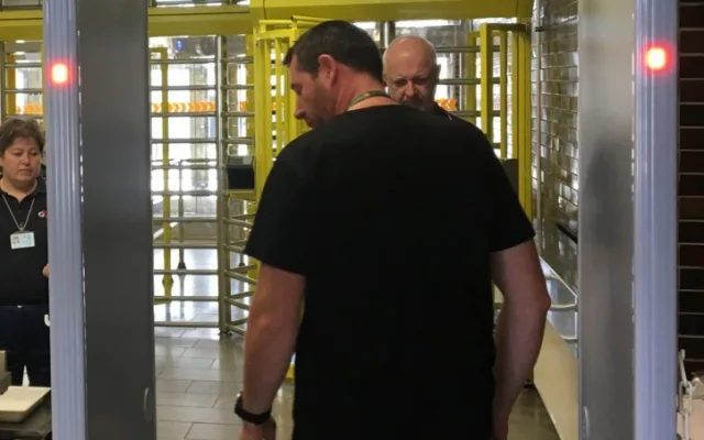 Nové rámy dokáží určit část lidského těla kde se kovoý předmět nachází.