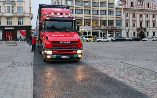Deska Replast pod kamionem.