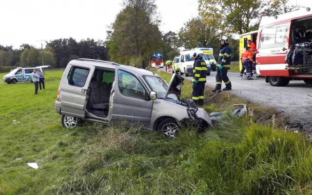 Vážná dopravní nehoda uzavřela ve středu 11. října, odpoledne silnici mezi obcemi Kaliště a Zaliny na Českobudějovicku. Čelní střet dvou osobních aut, do kterých pak ještě narazilo třetí, si vyžádal čtyři velmi těžká zranění.