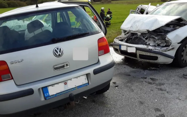 Vážná dopravní nehoda uzavřela ve středu 11. října, odpoledne silnici mezi obcemi Kaliště a Zaliny na Českobudějovicku. Čelní střet dvou osobních aut, do kterých pak ještě narazilo třetí, si vyžádal čtyři velmi těžká zranění.