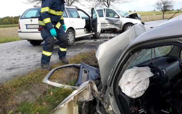 Vážná dopravní nehoda uzavřela ve středu 11. října, odpoledne silnici mezi obcemi Kaliště a Zaliny na Českobudějovicku. Čelní střet dvou osobních aut, do kterých pak ještě narazilo třetí, si vyžádal čtyři velmi těžká zranění.