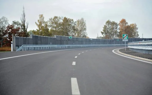 Ředitelství silnic a dálnic otevřelo ve čtvrtek 12. října nový úsek dálnice D3 Veselí nad Lužnicí - Bošilec dlouhý 5,1 kilometru.