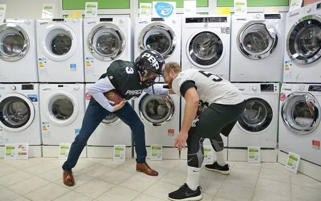 Narozeninové bitvy o spotřebiče v prodejně 2. jakosti.