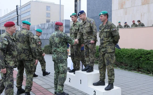 Desátníku Petru Šopincovi poblahopřál zástupce náčelníka Generálního štábu Armády České republiky – náčelník štábu generálmajor Aleš Opata.