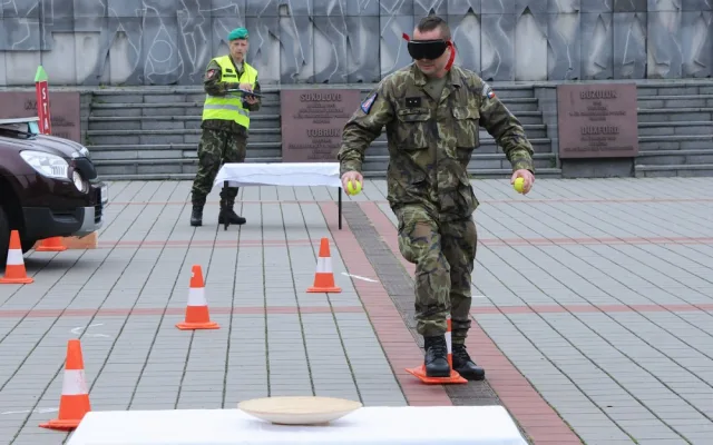 Desátník Petr Šopinec v superfinále soutěže o nejlepšího řidiče Armády ČR. Soutěžícím stěžovaly činnost alkobrýle, které simulují vidění po požití většího množství alkoholu.