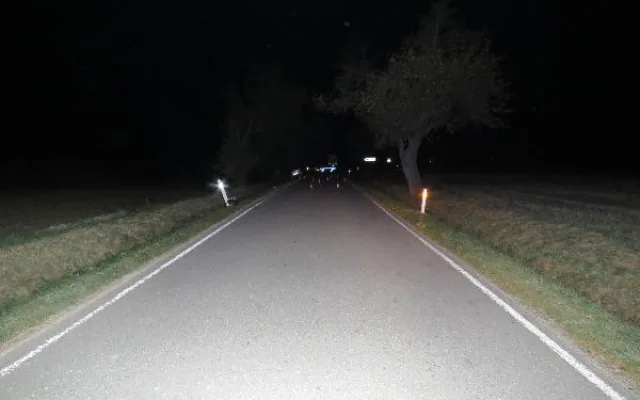 K tragické nehodě došlo ve čtvrtek 12. října kolem osmé hodiny večer na silnici u Dunajovic na Jindřichohradecku. Při střetu s osobním autem tam zemřel cyklista.