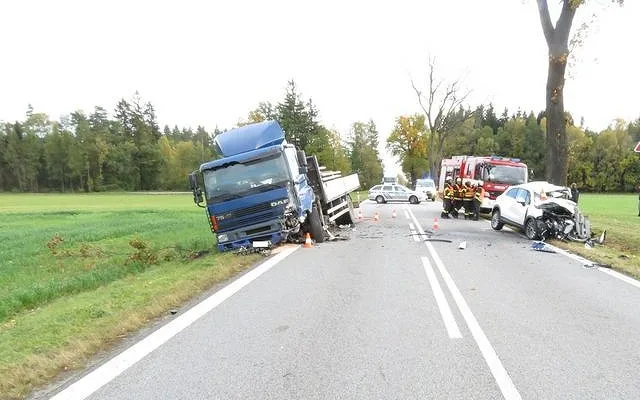 Při srážce osobního auta s náklaďákem u Kaplice se dva lidé těžce zranili.