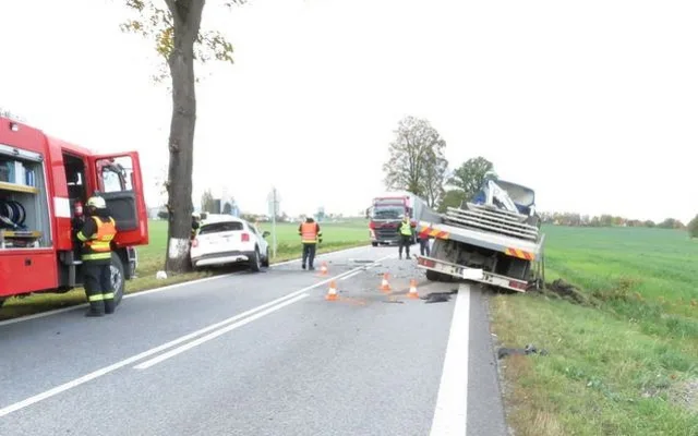 Při srážce osobního auta s náklaďákem u Kaplice se dva lidé těžce zranili.