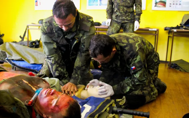 Vojáci nacvičují resuscitaci pacienta.
