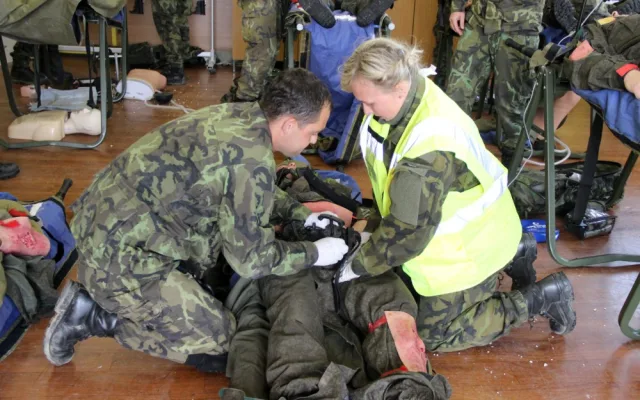 Účastníci kurzu byli možná jedněmi z posledních, kteří se učili používat speciální pomůcky pro zajištění trauma pacienta. Na snímku vojáci nasazují junkční turniket.