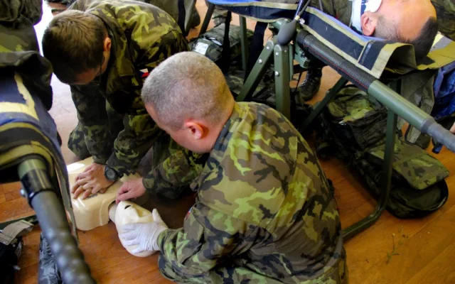 Simulace podmínek na ROLI 1 (polní stanici první pomoci). Resuscitace pacienta může probíhat ve stísněném prostoru.