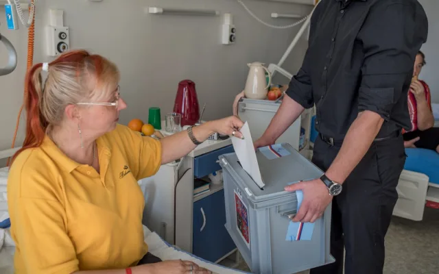 Českobudějovická nemocnice již tradičně umožnila svým pacientům vhodit hlasovací lístek s jejich kandidáty do volební urny.