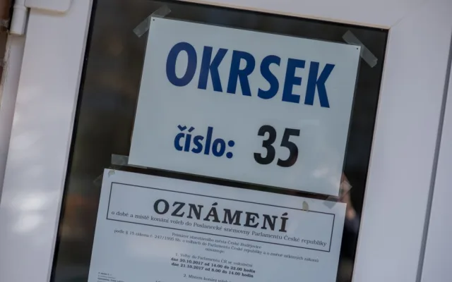 Poslance si v první den voleb vybraly více než dvě pětiny voličů