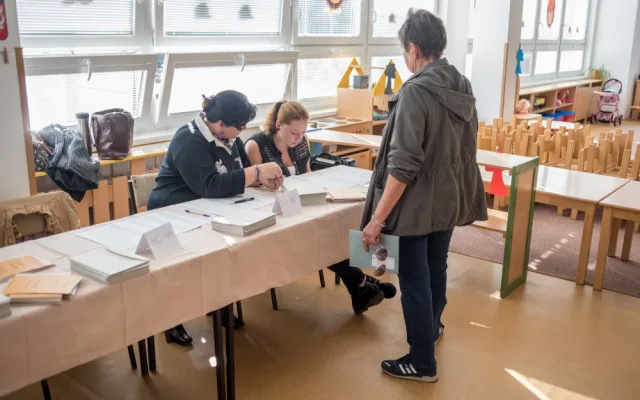 Poslance si v první den voleb vybraly více než dvě pětiny voličů