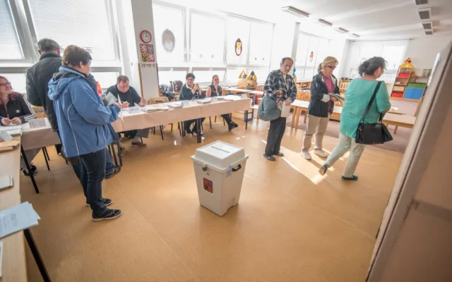 Poslance si v první den voleb vybraly více než dvě pětiny voličů