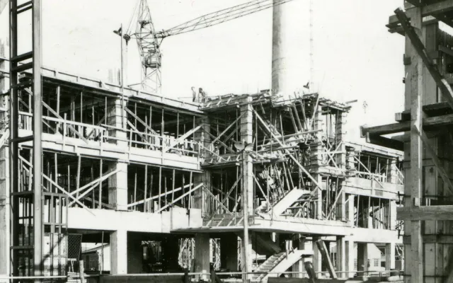 Stavba výrobního bloku (květen 1964).