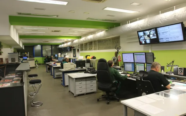Srdcem teplárny je dispečink, z něhož se řídí výroba i distribuce tepla.