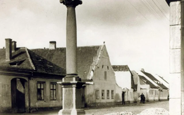 Před hospodou stál barokní sloup, na kterém byla umístěna socha Panny Marie.