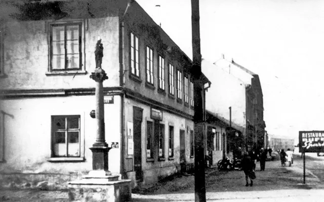 Před hospodou stál barokní sloup, na kterém byla umístěna socha Panny Marie.