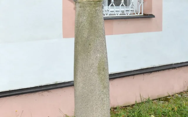 Před hospodou stál barokní sloup, na kterém byla umístěna socha Panny Marie.