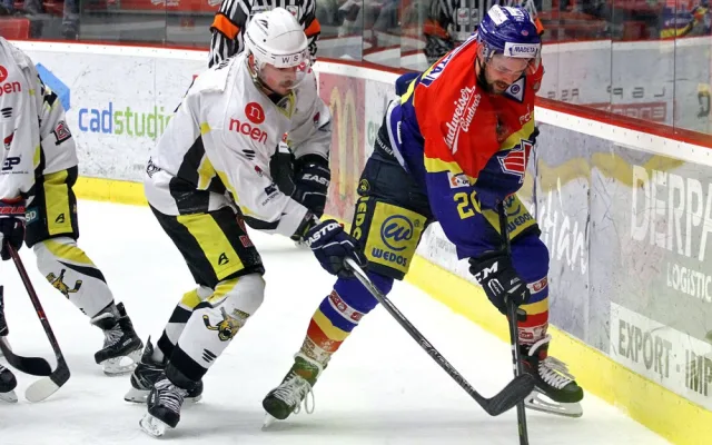 Mitch Fillman atakovaný soupeřem za vlastní klecí