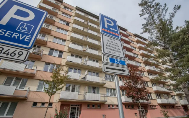 Nové modré parkovací zóny v Českých Budějovicích.