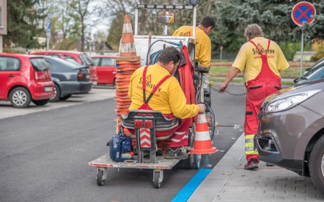 Nové modré parkovací zóny v Českých Budějovicích.Plné ruce práce měli pracovníci firmy s vodorovným značením ještě den před spuštěním nového parkovacího systému.