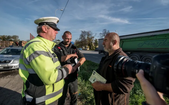 Policisté se zamřili na nákladní automobily.