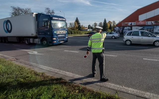 Policisté se zamřili na nákladní automobily.