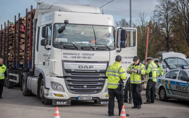 Policisté se zamřili na nákladní automobily.