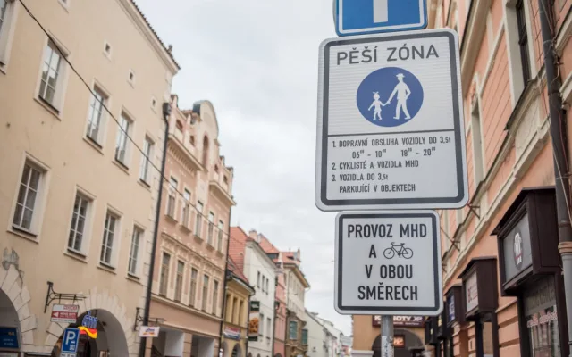 Od 1. listopadu zajíždí nová inka městské hromadné dopravy přímo do historického jádra Českých Budějovic. Projíždí pěší zónou v Krajinské ulici.