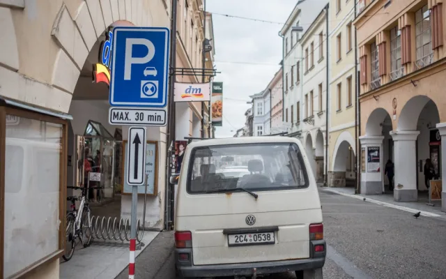Od 1. listopadu zajíždí nová inka městské hromadné dopravy přímo do historického jádra Českých Budějovic. Projíždí pěší zónou v Krajinské ulici.