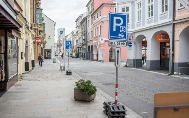 Od 1. listopadu zajíždí nová inka městské hromadné dopravy přímo do historického jádra Českých Budějovic. Projíždí pěší zónou v Krajinské ulici.