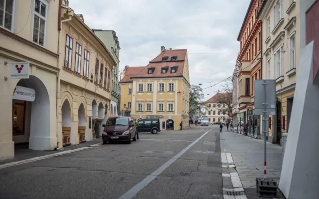Od 1. listopadu zajíždí nová inka městské hromadné dopravy přímo do historického jádra Českých Budějovic. Projíždí pěší zónou v Krajinské ulici.