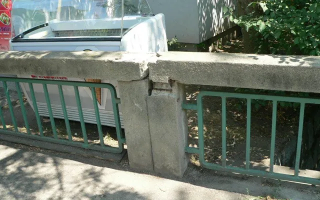 Stavební úpravy mostu přes Mlýnskou stoku v Krajinské ulici si vyžádalo hlavně staré a nevyhovující zábradlí, které už dosloužilo.