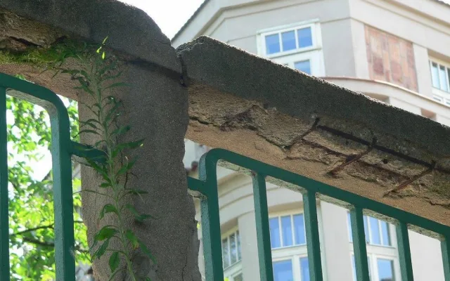 Stavební úpravy mostu přes Mlýnskou stoku v Krajinské ulici si vyžádalo hlavně staré a nevyhovující zábradlí, které už dosloužilo.