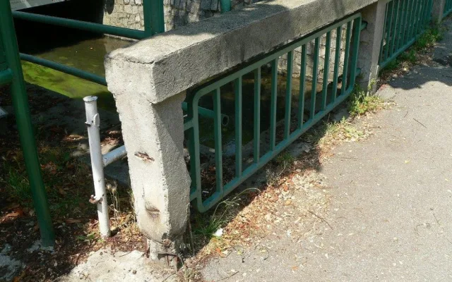 Stavební úpravy mostu přes Mlýnskou stoku v Krajinské ulici si vyžádalo hlavně staré a nevyhovující zábradlí, které už dosloužilo.
