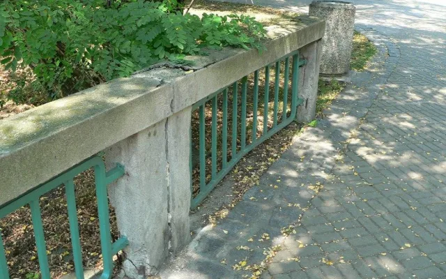 Stavební úpravy mostu přes Mlýnskou stoku v Krajinské ulici si vyžádalo hlavně staré a nevyhovující zábradlí, které už dosloužilo.