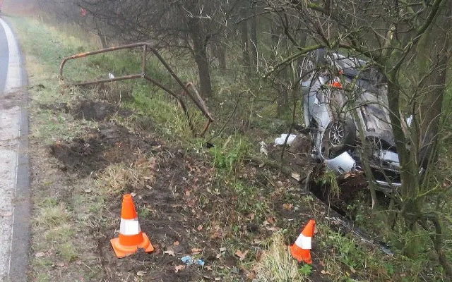 Dopravní nehoda osobního auta na silnici z Netolic do Obory.