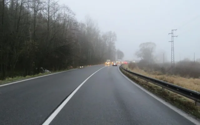 Dopravní nehoda osobního auta na silnici z Netolic do Obory.