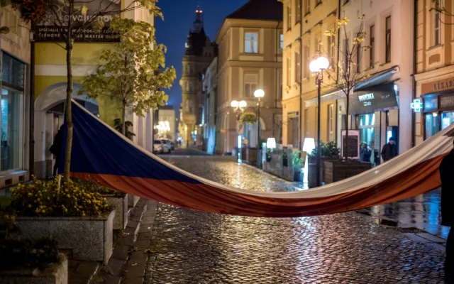 Asi tři stovky lidí šly průvodem od Jihočeského divadla na náměstí, kde někteří zapálily svíčky.