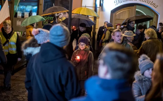 Asi tři stovky lidí šly průvodem od Jihočeského divadla na náměstí, kde někteří zapálily svíčky.