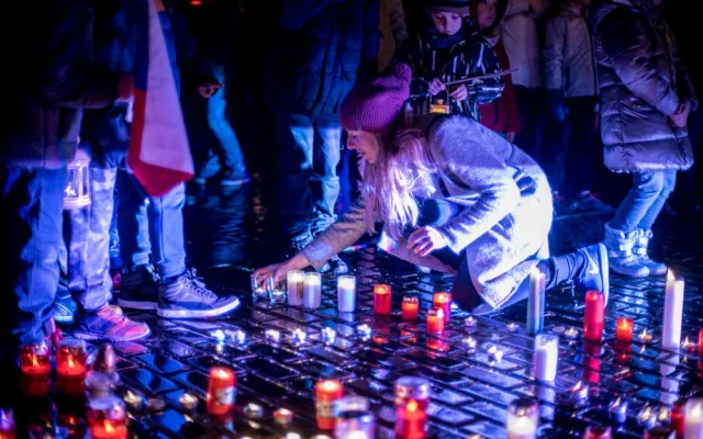 Asi tři stovky lidí šly průvodem od Jihočeského divadla na náměstí, kde někteří zapálily svíčky.