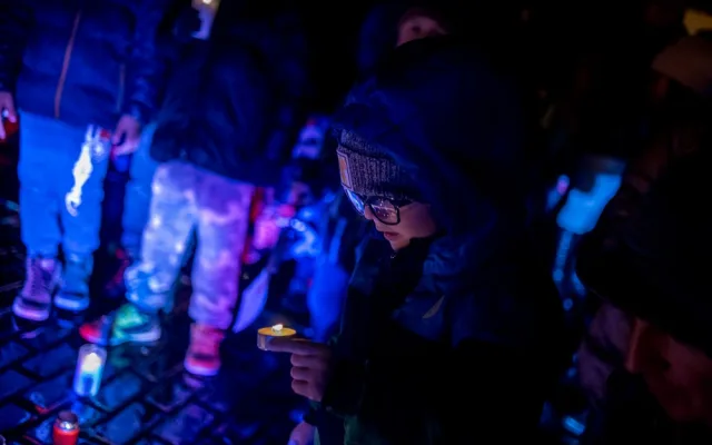 Asi tři stovky lidí šly průvodem od Jihočeského divadla na náměstí, kde někteří zapálily svíčky.