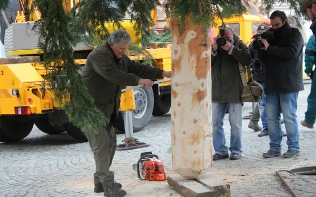 Usazování vánočního stromu na buděcké náměstí, sobota 18. listopadu dopoledne.