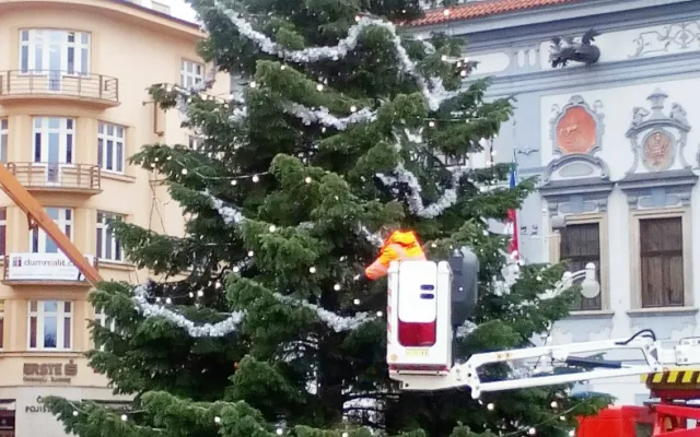 V centru Budějc roste adventní tržiště, zdobí se vánoční strom, chystá se betlém. Náměstí bude také dějiště celé řady koulturních akcí.