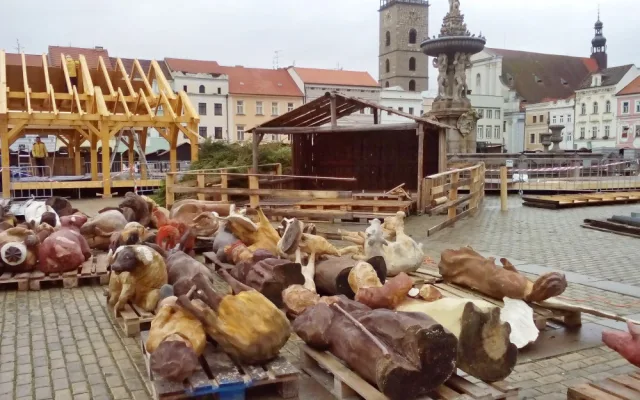 V centru Budějc roste adventní tržiště, zdobí se vánoční strom, chystá se betlém. Náměstí bude také dějiště celé řady koulturních akcí.