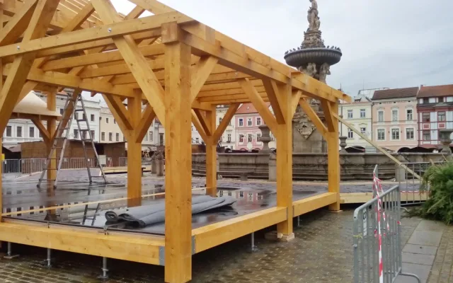 V centru Budějc roste adventní tržiště, zdobí se vánoční strom, chystá se betlém. Náměstí bude také dějiště celé řady koulturních akcí.