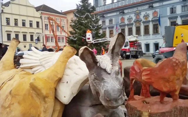 V centru Budějc roste adventní tržiště, zdobí se vánoční strom, chystá se betlém. Náměstí bude také dějiště celé řady koulturních akcí.